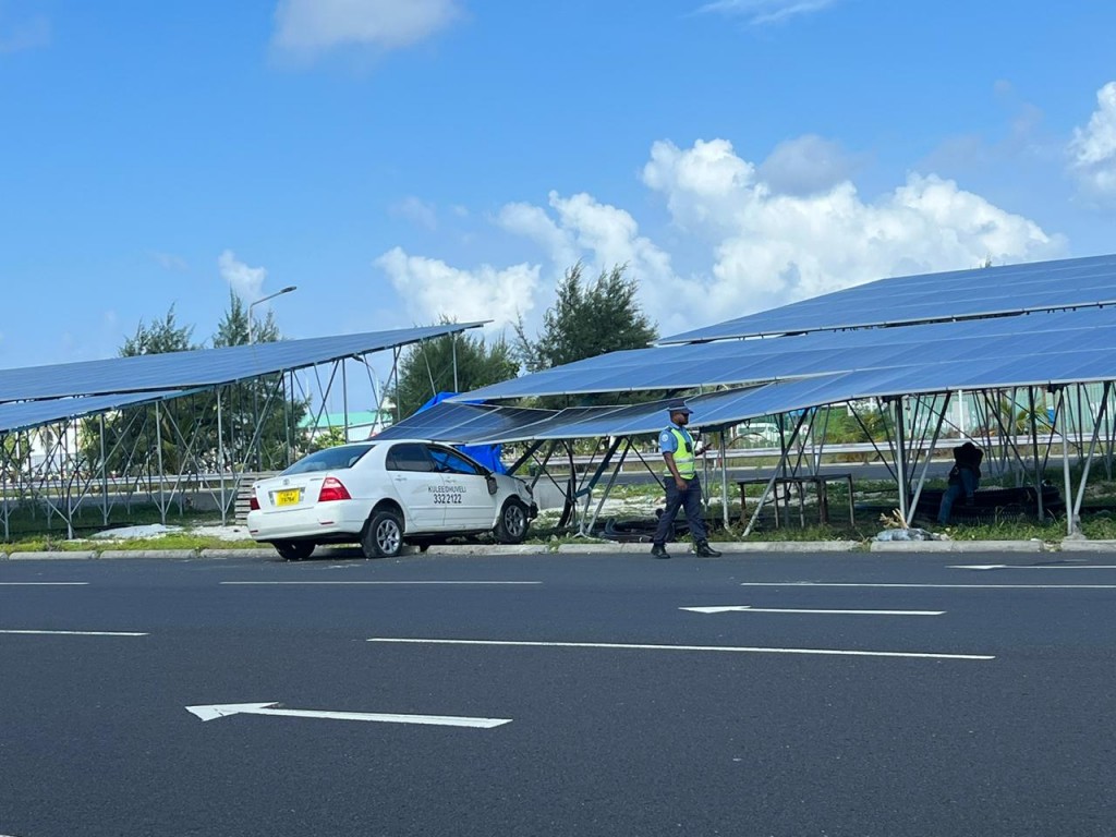 Taxi eh control nuve highway gai hingi accident ehgai solar pannel thakah gellun vejje