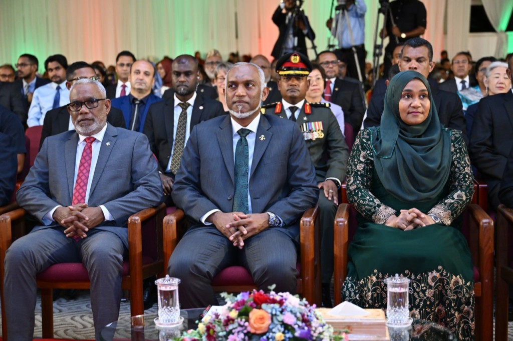 Rayyithun mathin handhaan nahthaalai, amilla maslahathu isskuraa siyaasee meehakah vaan beynumeh noon: Raees