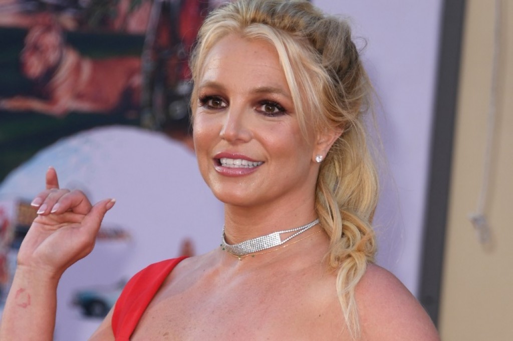 Kaiveni kurumaai dhariyaku hoadhumuge haggu ves aharenge kibain vanee nigulhaigenfa: Britney Spears