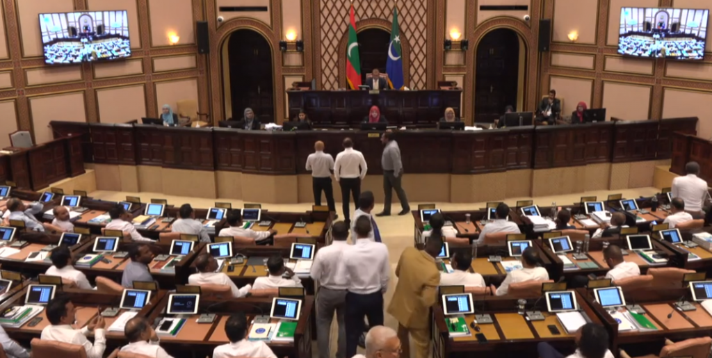 Majlis Raees gavaaidhaa hilaafah baaruge beynun kuraa kamuge shakuvaa aa eku memberun Raees ge arihah