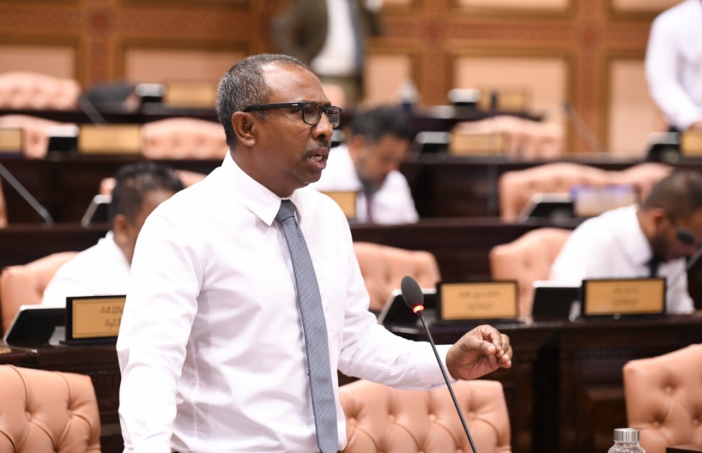 Raees Nasheed ge members ah Fayyaz fiyavalheh naalhaane: Azim