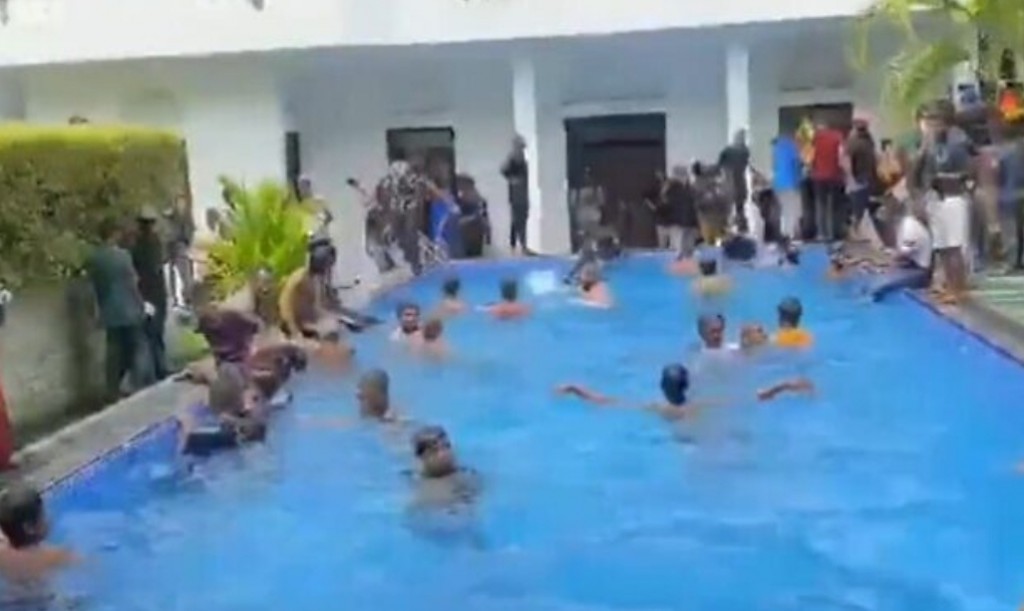 Adhuge dhuniye: Aanmun riyaasee poolah eri fenverumaaeku Gotabaya ge baaruves nethidhiyaee'eve.