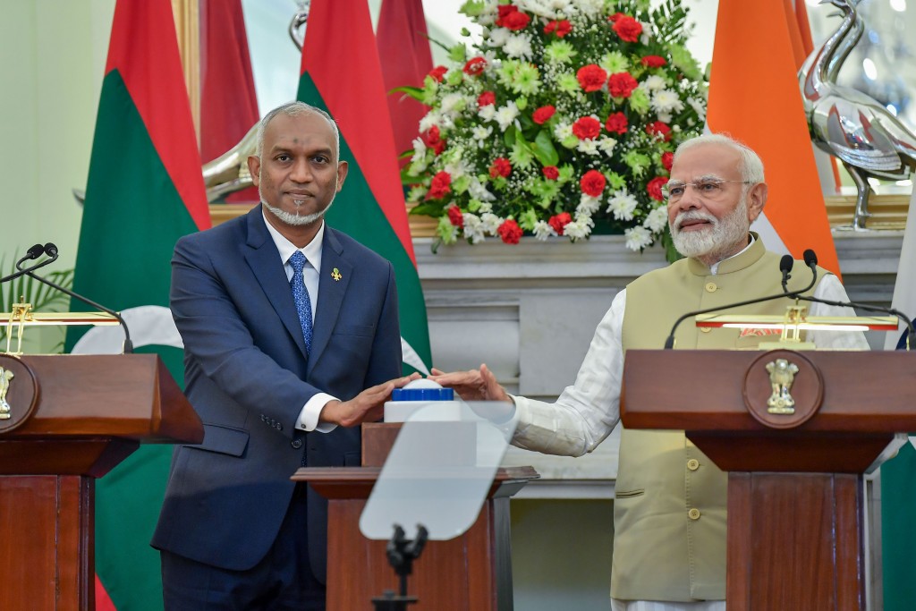 Hanimaadhoo airport ge aa runway ifthithaahukoh, India in hulhumale' gai hedhi 700 housing unit havaalu kohfi