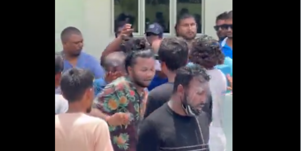 Sihuru hedhi meehaa ge massalaigai hamanujehun hingaifi, control kuree pepper spray jahaigen!