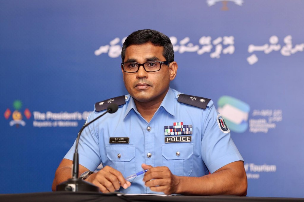 Fuluhun, Idhikolhah: Muzaaharaa kuraanama dhen alhaanee gaanoonee fiyavalhu