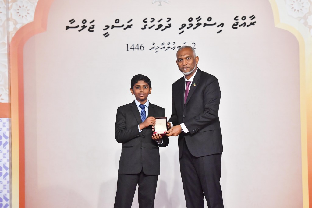 Quran hithudhas kuri 28 haafizun ah Raees ge medal dheefi