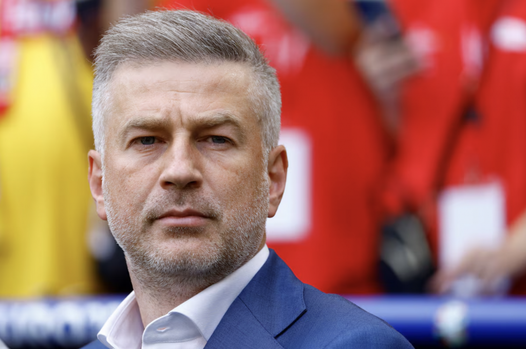 Netherlands fenvaru huttuvumah varah furihama kulhumeh dhakkan jehey: Romania Coach