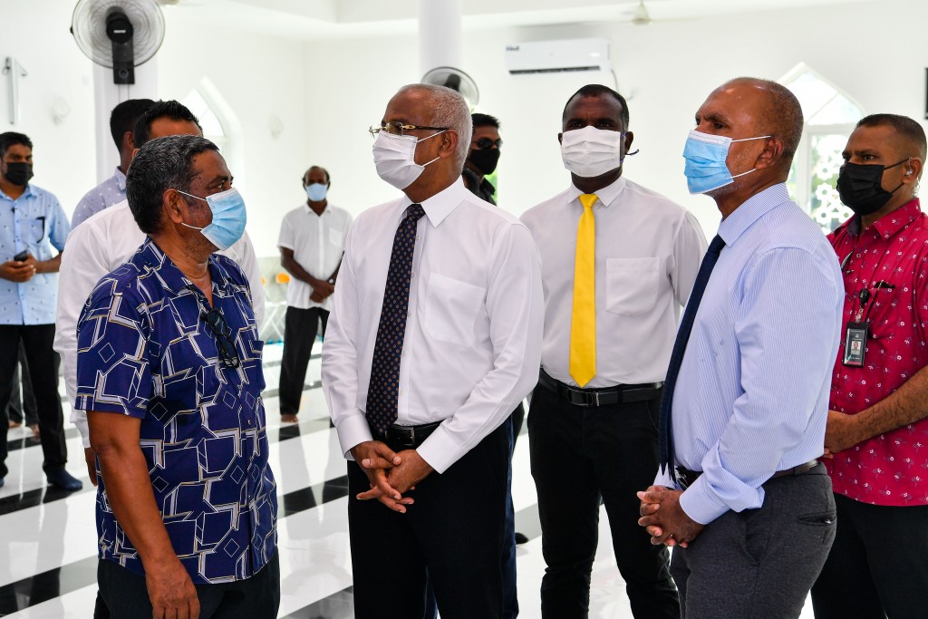 Hurihaa rashehgai islaam dheenuge mauloomaath dhinumuge massaikai midhiya aharu kuriyah gendhiya: Raees