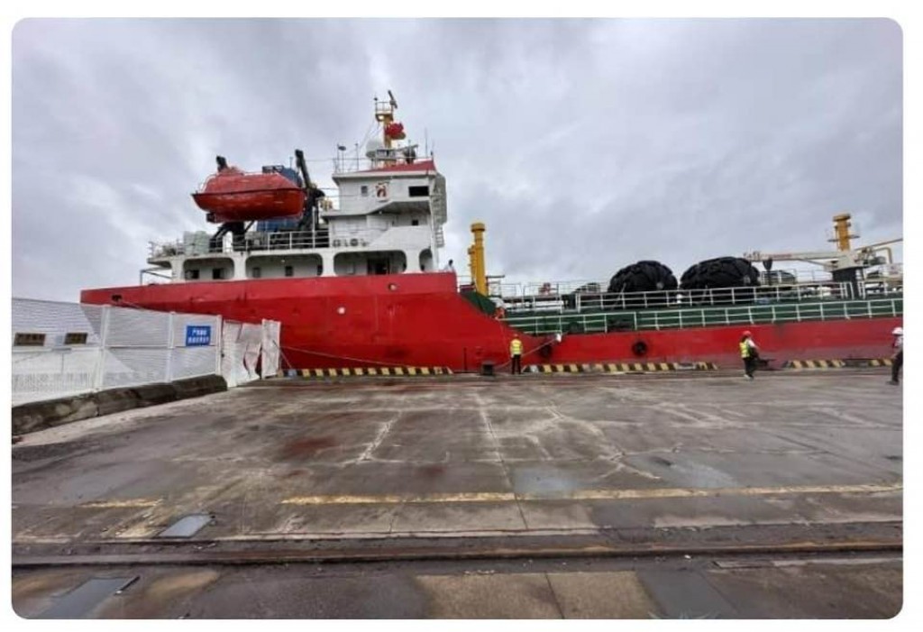 Water bunkering aaeku ithuru hidhumaiythakeh hoadhan Panama ge boat eh Ihavandhihpolhah