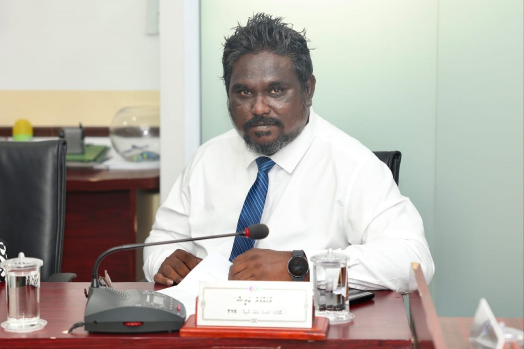 Muizzuge mayor kamugai gavaaidhaa hilaafah evves bimeh nudhey: Areesh