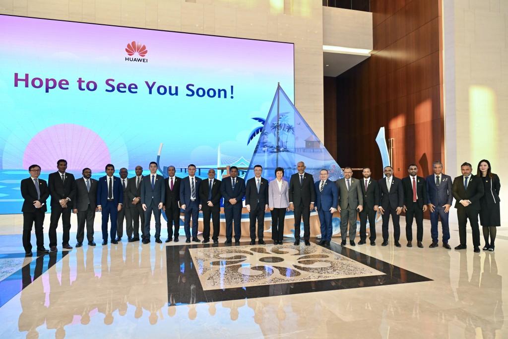 President tours Huawei Beijing Convention Centre