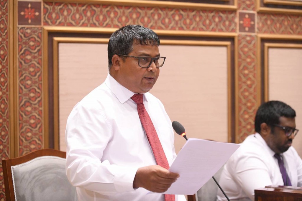 Majlis Raees vidhaalhuvee fisheries Minister haaziru kurevunee olhumakun kamah, maaafavves edhivadaigenfi