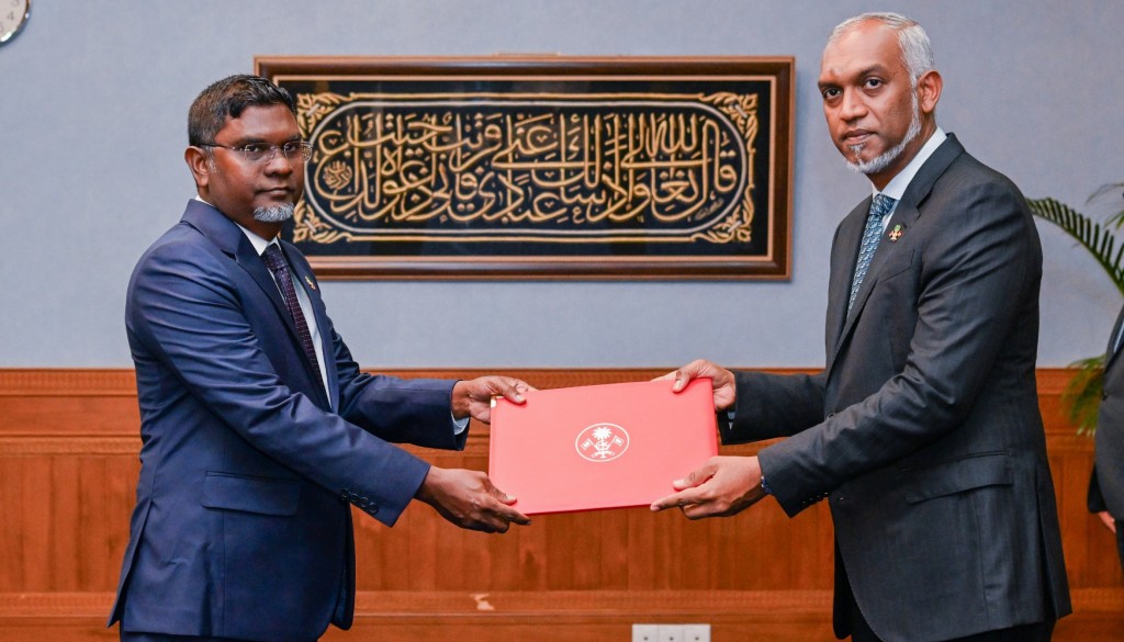 Finance minister ge advisor Naseeru, foreign ministry ah badhalukohffi