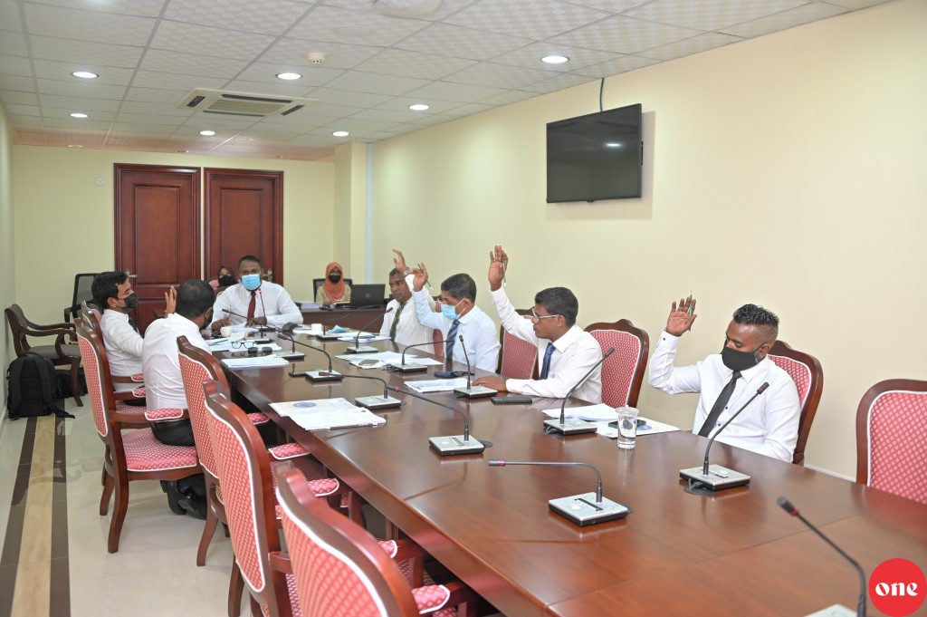 Hiyaa Flat thakuge petition aa gulhigen Muizzu aai Aslam adhi Raees Office Committee ah haaziru kuranee
