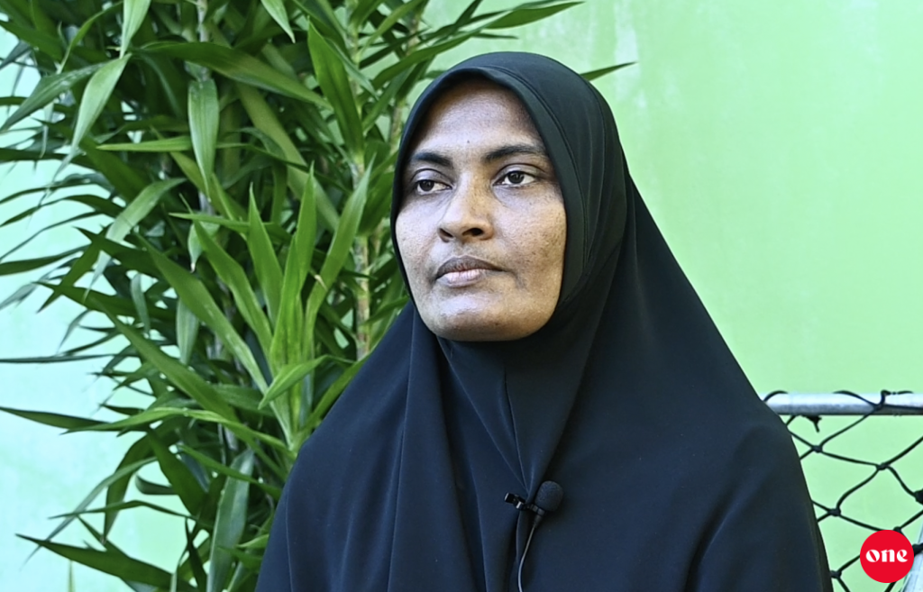 Uss raalhuthakuge therein bandah 3 mahugai rukah erunu gotheh adhives neynge, heekuree giyaamaiy vee kamah!