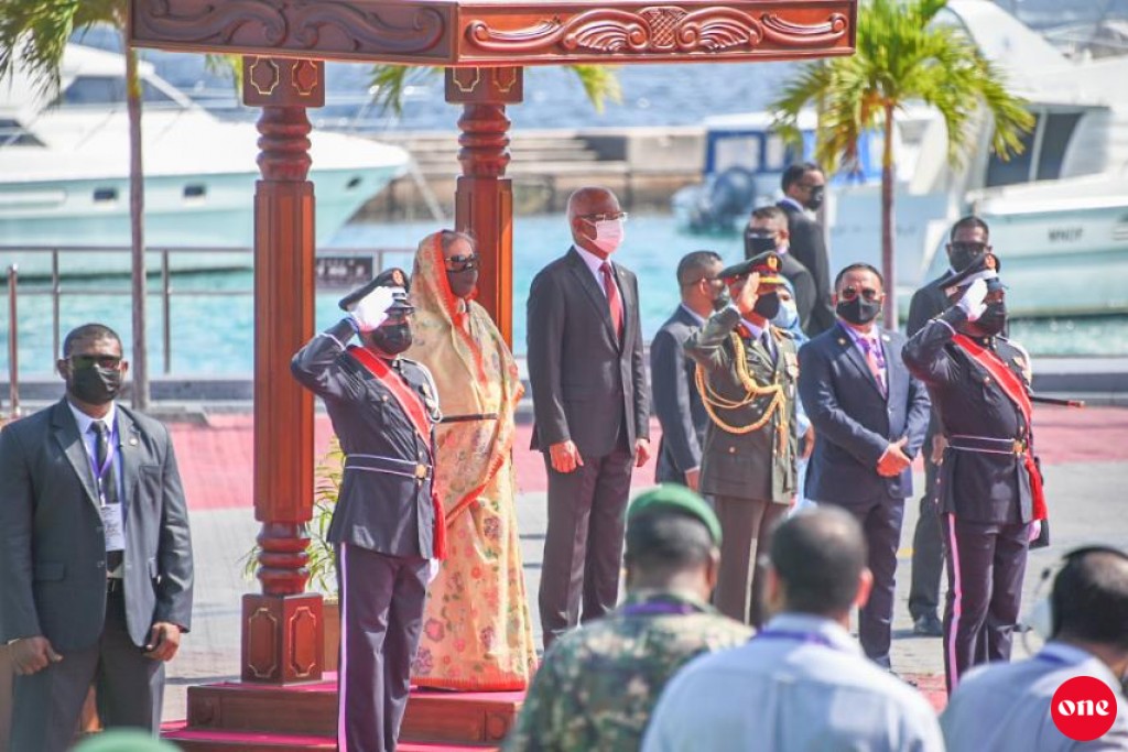 Raees Solih, Bangladesh ge boduvazeeru Sheikh Hasina ah rasmeekoh maruhabaa dhannavaifi
