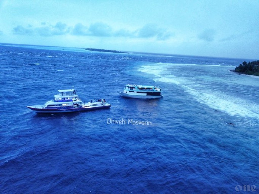Gadhdhoo South Express boat crash on reef, fishermen providing assistance