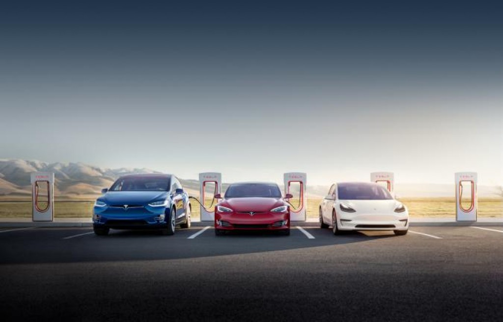 Application down ve Tesla Car dhuvvaa faraaiythakah car beynun nukureveygothah thalhulevijje