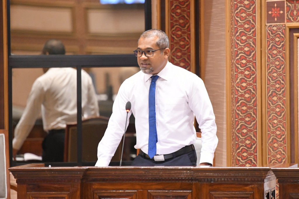 Masoodh, dhekkevi vaahaka aa gulhigen Khaleel majileeha haaziru kuranee