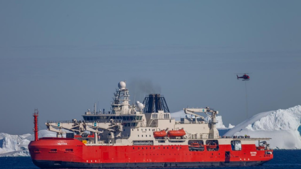 Antarctica gai balivi meehaa undhagoo operation akah fahu Australia ge boat ah nagaifi