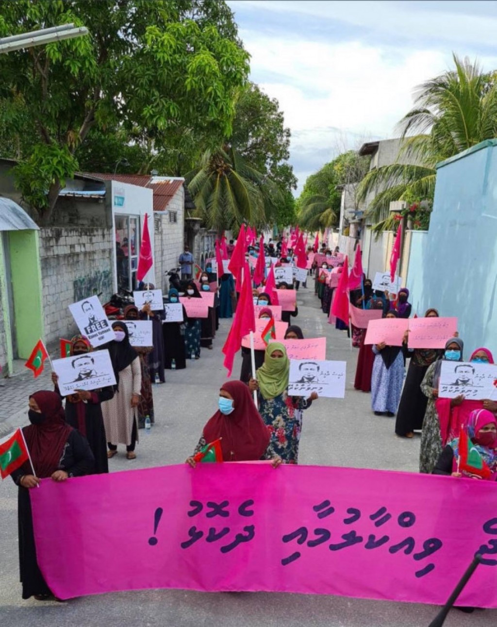 Gdh. Thinadhoo inn positive vi meehaa akee muzaaharaage baiverieh noon: Idhikolhu