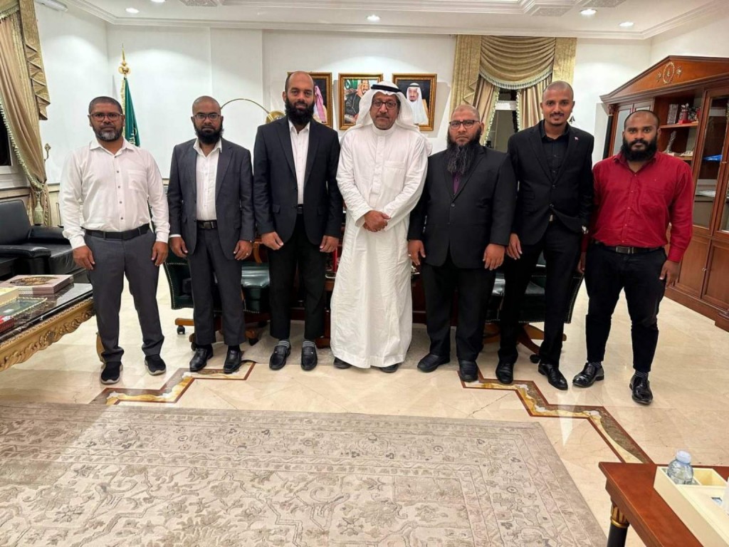 Dhivehi Hajjaajeen Minaa adhi Arafaathugai thibeynee eh sarahahddhegai