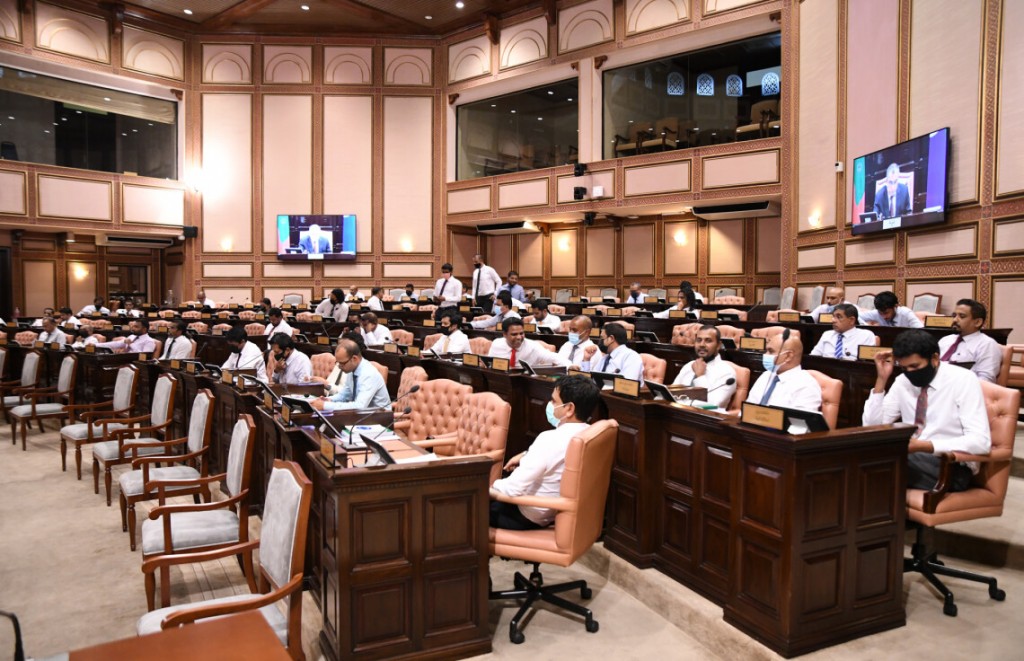Azhaa aai Niuma adhi Zeenaa, LGA ge boad ah ayyankuran Majlis in faaskoffi