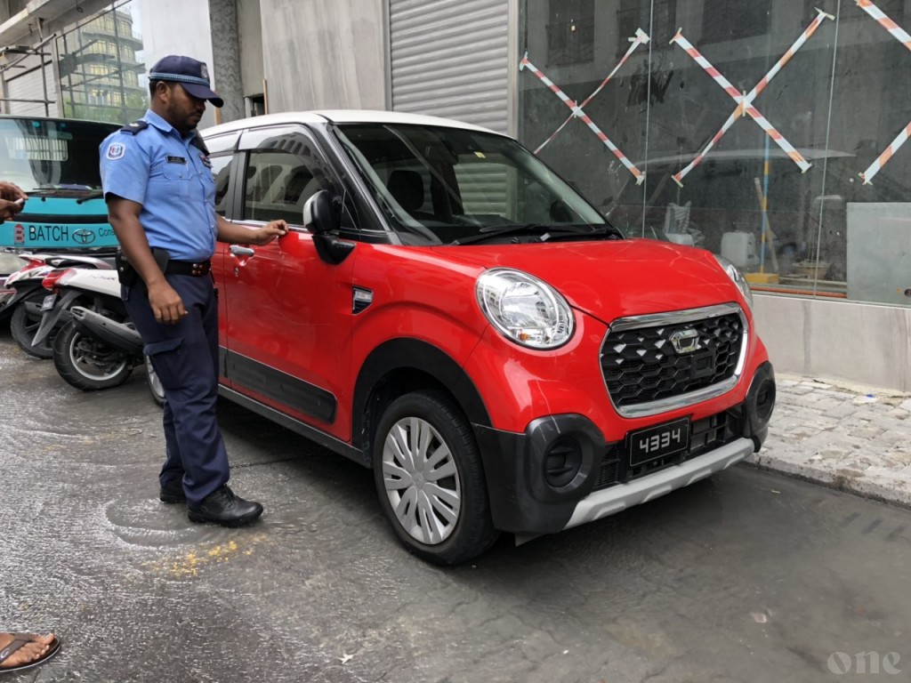 Car damaged after pipe falls from W Construction site