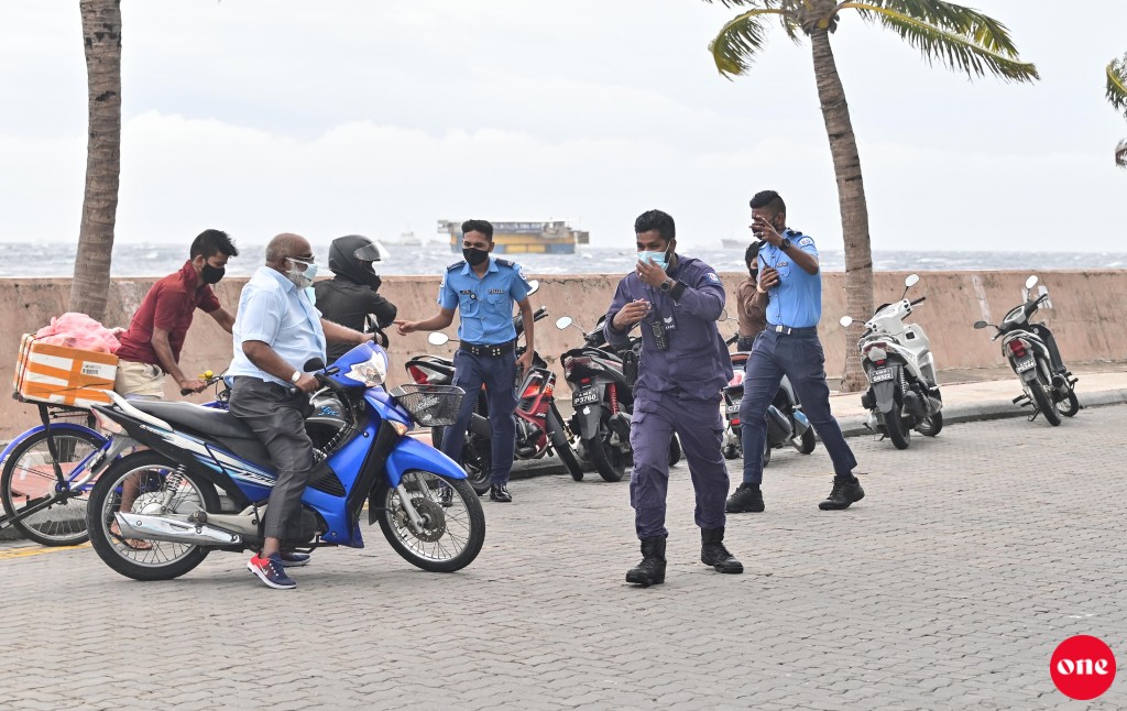 Moosun adhives othee goaskoh, rangalhuvaan fashaanee aadheetha dhuvahu