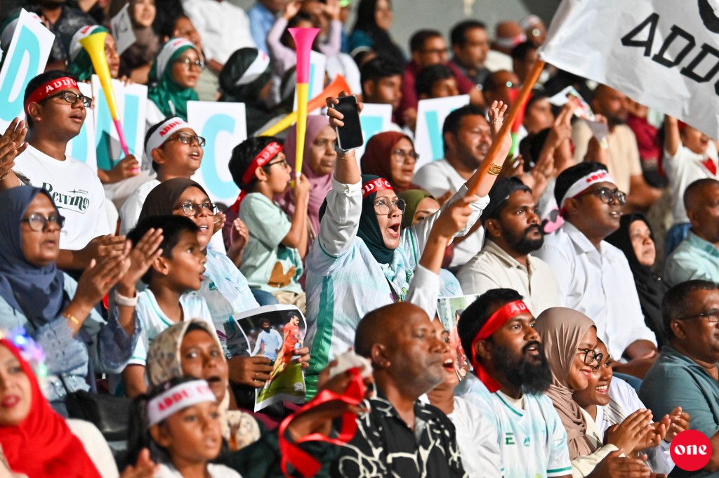 ވަން ފޮޓޯ: ގޯލްޑް ކަޕް ފައިނަލުގައި އައްޑޫ ބަލިކޮށް އޭދަފުށިން ތަށި އުފުލައިލުން