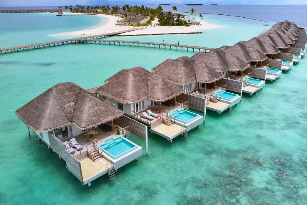 Iruveli Resort inn 2 muvazzafaku Covid ah positive vejje