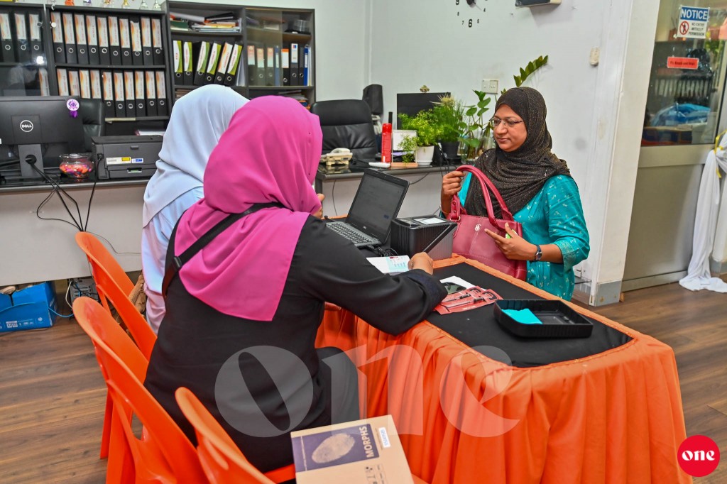 ވަން ފޮޓޯ: ބިދޭސީންގެ މައުލޫމާތު އެއްކުރުމަށް މިއަދު ކުރިއަށް ގެންދިޔަ ބޮޑު ހަރަކާތް