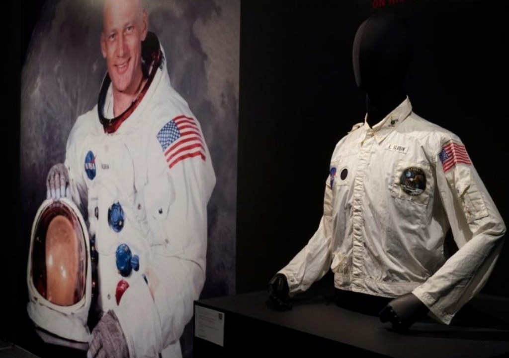 Buzz Aldrin ge jahvvee jacket 2.8 Million dollar ah neelamugai vihkkaalaifi