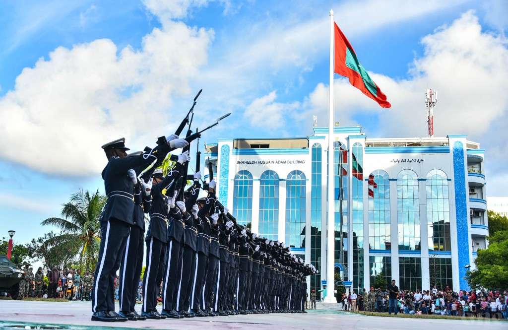 Dhivehi thaareekhu: Dhivehi sifainge thaareekhu alun dhiraasaakohllan fene'eve.