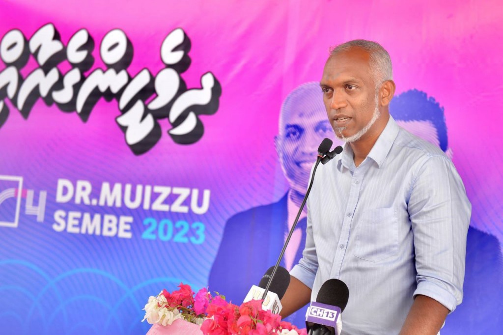 Finugai airport eh hadhai R. atholhah 10 resort tha'aaraf kuraanan: Muizzu