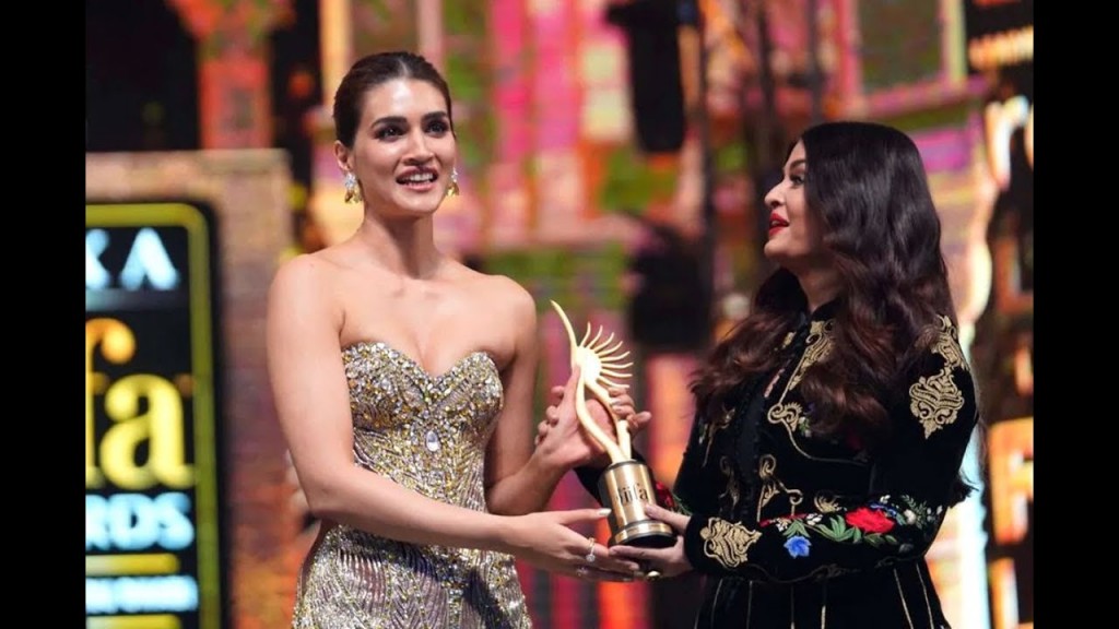 Do Patti gai Aishwariya ge Crazy kiya re copy kuri kamah bune faadukiyun