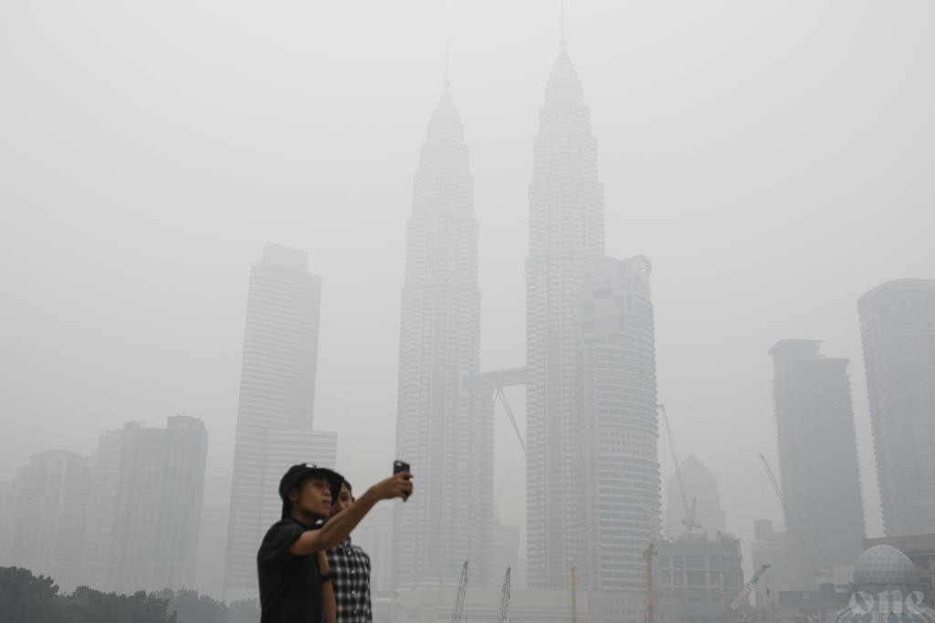 Malaysia closes over 300 schools over worsening haze