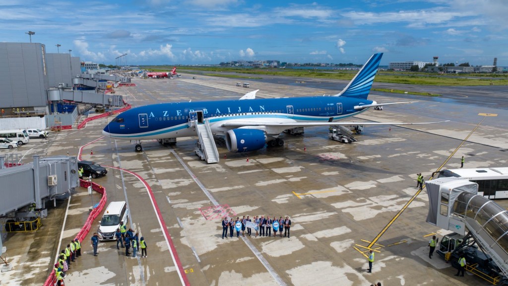 Azerbaijan airline in Raajje ah seedhaa dhathuruthah fashaifi