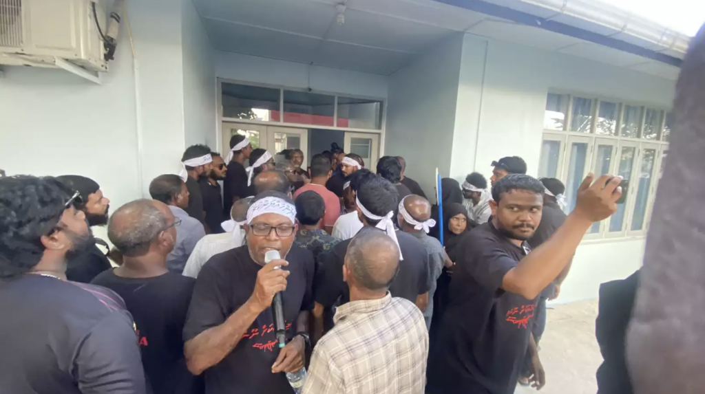 Holhudhoo ihuthijaaju: Fuluhakah hamalaadhee, police station ah gellun dhin 2 meehaku hayyaru koffi