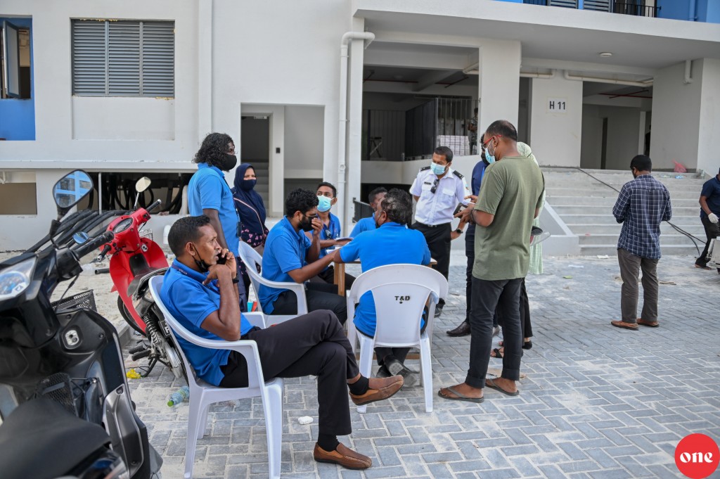 Hiyaa flat ge 2 tower ehgge lift ah mahssala eh dhimaave, karantu dhinun miadhah medhukandaalaifi