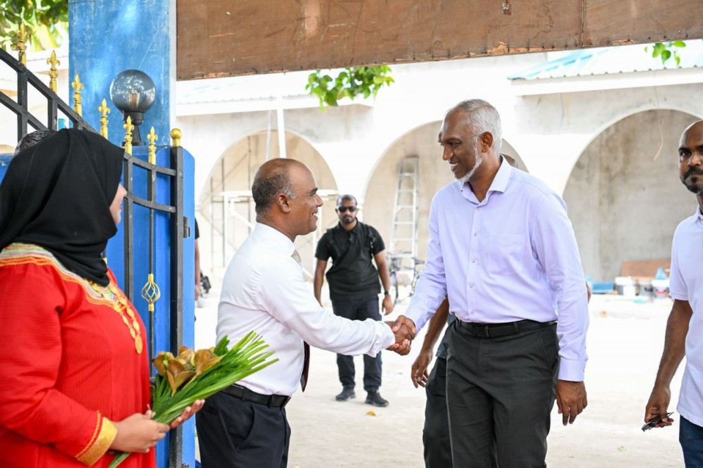 Maldivian inn surf board ah nagaa agu veehaaves bodakah kudakohdheynan: Raees