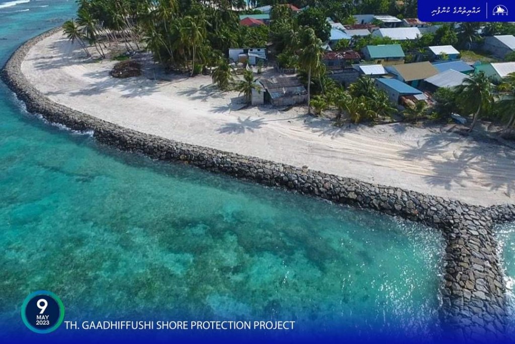 Gaadhiffushi gondudhoh himaayai kurumuge masakkai nimijje