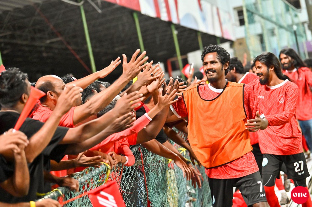 ވަން ފޮޓޯ: ގޯލްޑް ކަޕް ފައިނަލުގައި އައްޑޫ ބަލިކޮށް އޭދަފުށިން ތަށި އުފުލައިލުން
