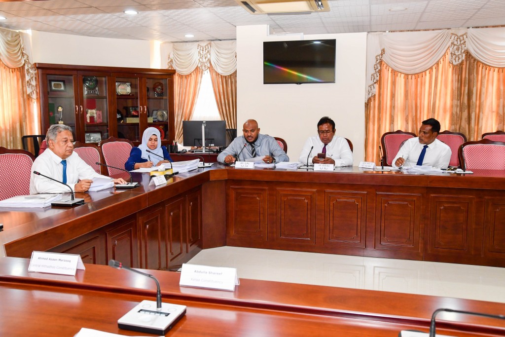 Dollar bill: Miadhu 6:00 ah committee ge masahkkai ninman kanda'alhai committee sihrru kohffi