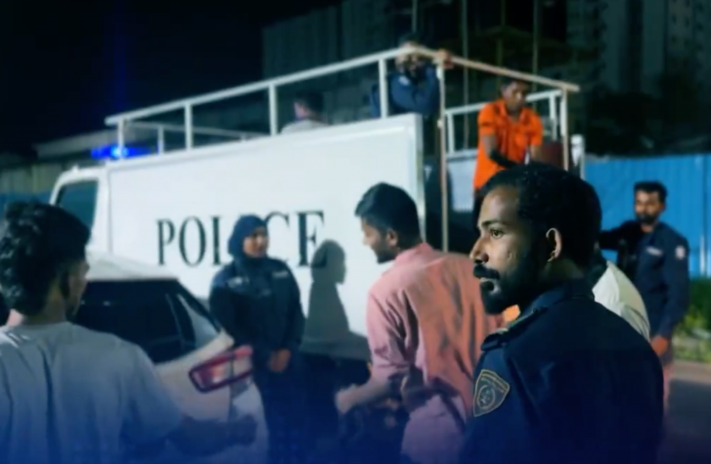Fulhaa dhaairaa ehgai kaaboathaketheege viyafaari kuraa geyakun 32 bidheysee aku Immigration ge belumuge dhashah gengosfi