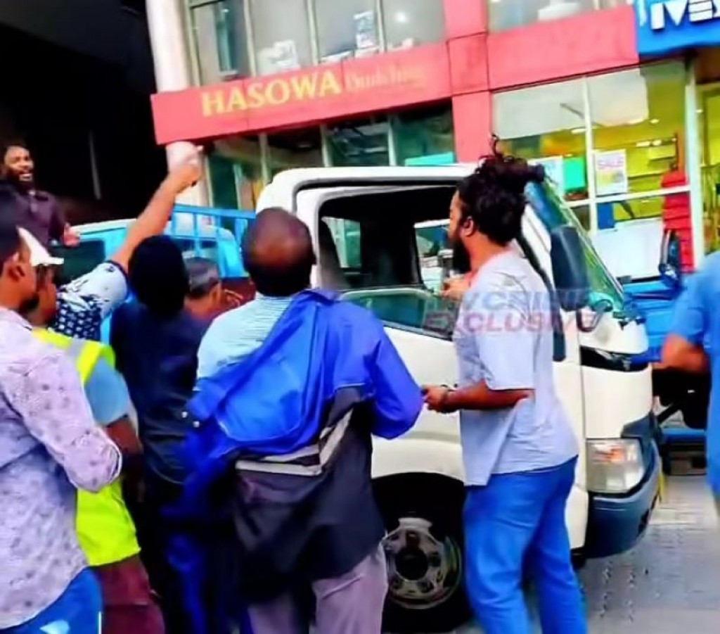 Maafannu geyehge 10 vana fangifilaa in funmaali anhenaku maruvejje