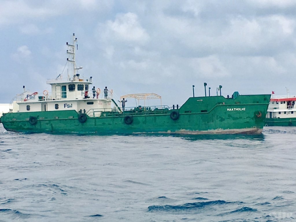 Oil ship crashed on Kaashidhoo harbor channel still not rescued