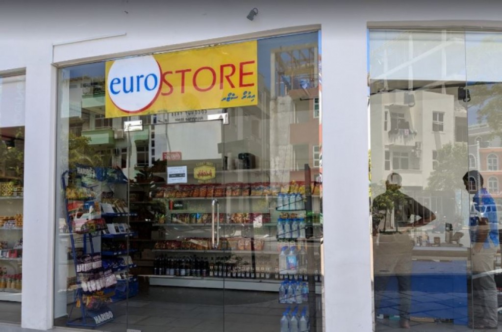 Euro store office ge thijooree falhaalai, 4.8 lakka ahvure gina rufiyaa vagah negi mahsalaigai meehaku hayyaru koffi