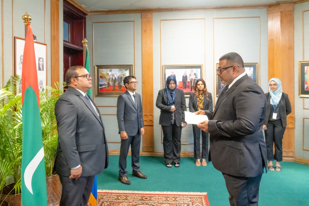 Tholhathu, Majilis ge sergeant at arms magaamuge huvaa kuravvai magaamaa havaaluve vadaigenfi