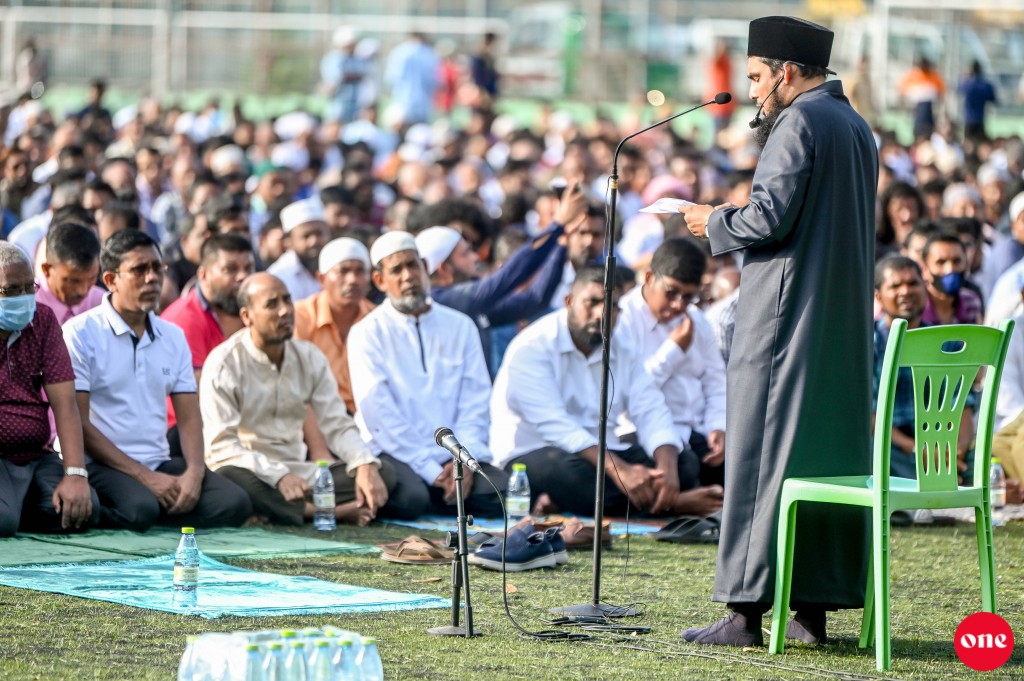Eid namaadhu jamaa'aiy fashaa gadi avas kuran mashvaraa kuranee